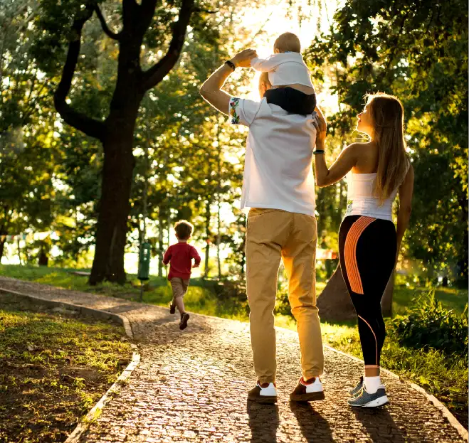 Família caminhando no parque